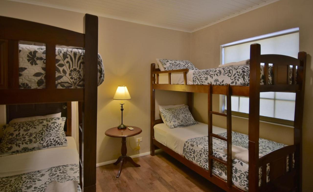 Pista Q Hostel And Apartments Oranjestad Ngoại thất bức ảnh