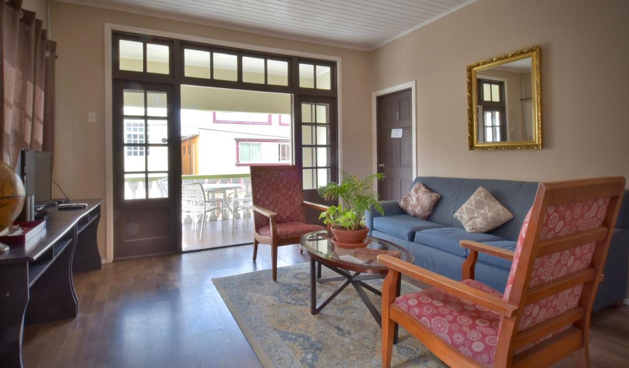 Pista Q Hostel And Apartments Oranjestad Ngoại thất bức ảnh