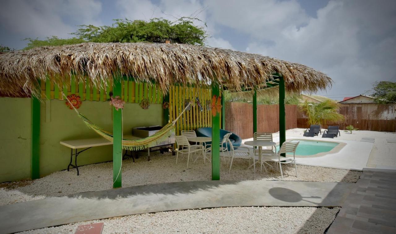 Pista Q Hostel And Apartments Oranjestad Ngoại thất bức ảnh