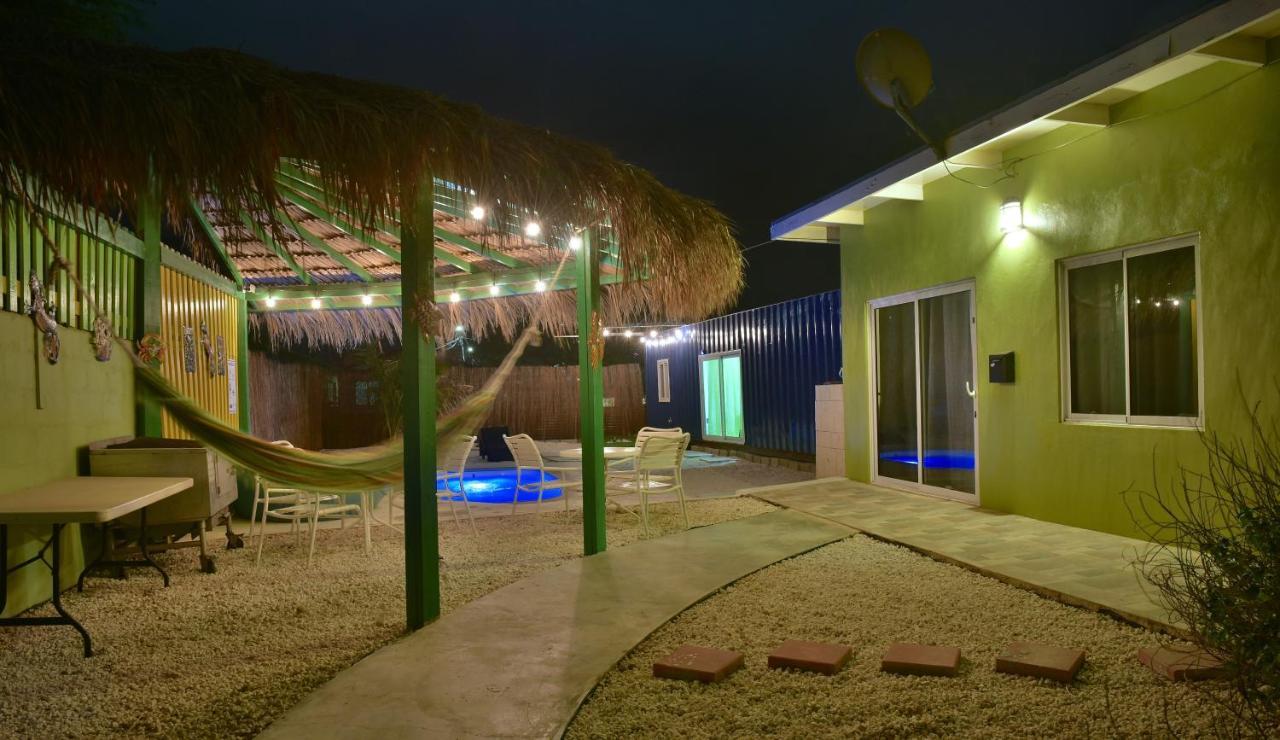 Pista Q Hostel And Apartments Oranjestad Ngoại thất bức ảnh
