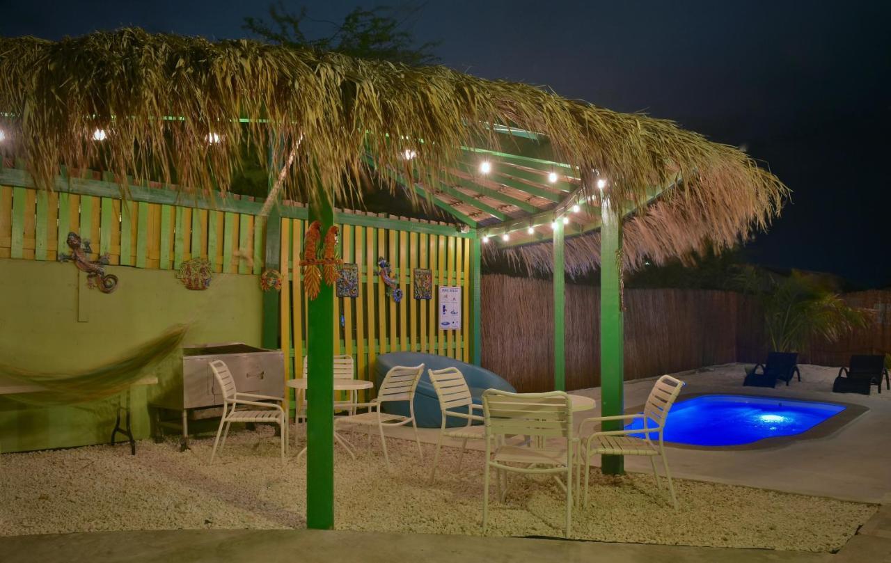 Pista Q Hostel And Apartments Oranjestad Ngoại thất bức ảnh