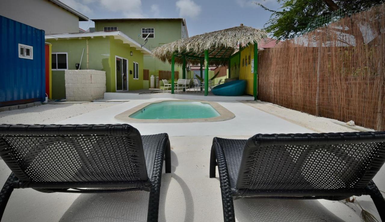 Pista Q Hostel And Apartments Oranjestad Ngoại thất bức ảnh