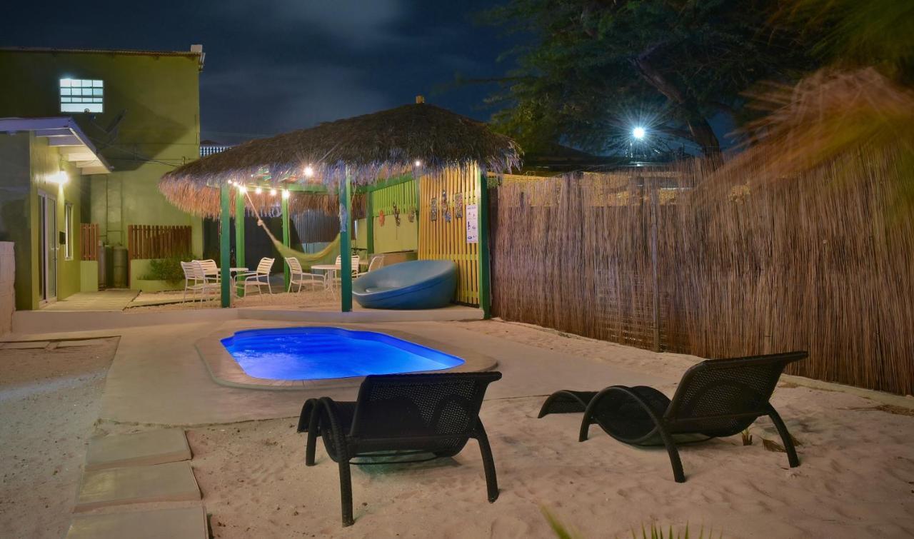 Pista Q Hostel And Apartments Oranjestad Ngoại thất bức ảnh