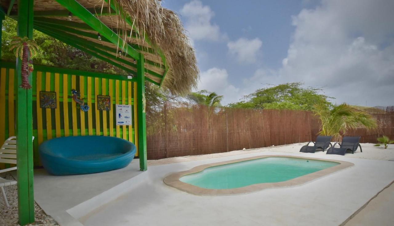 Pista Q Hostel And Apartments Oranjestad Ngoại thất bức ảnh